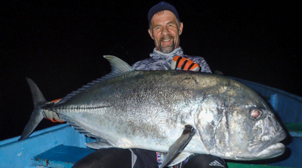 Giant Trevally auf Popper bei Nacht gefangen