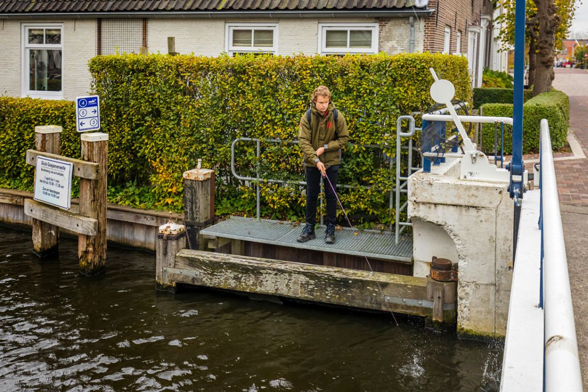 Angler an eine Brücke über einen holländischen Graben