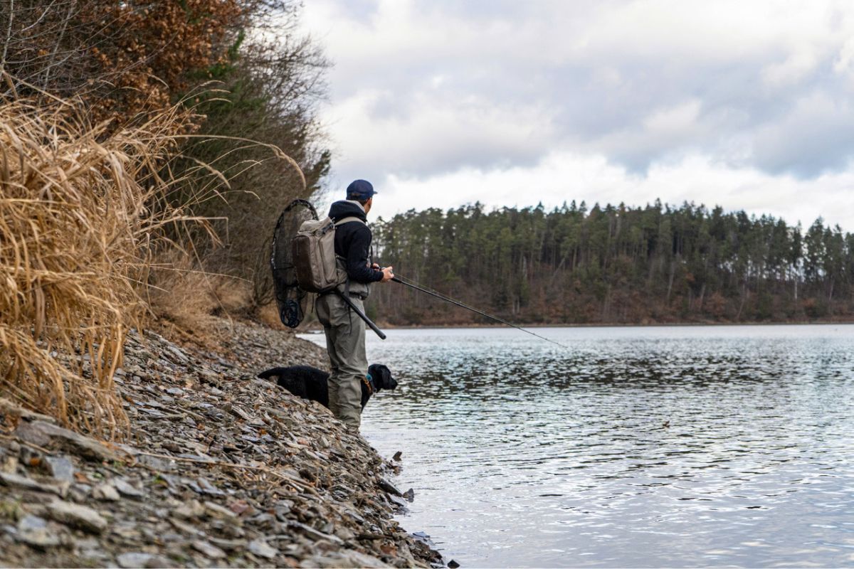 Uferangler an einer Talsperre