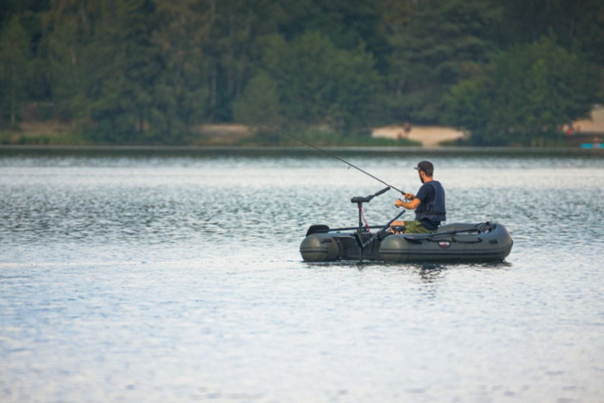 Bootsangler auf dem Wasser