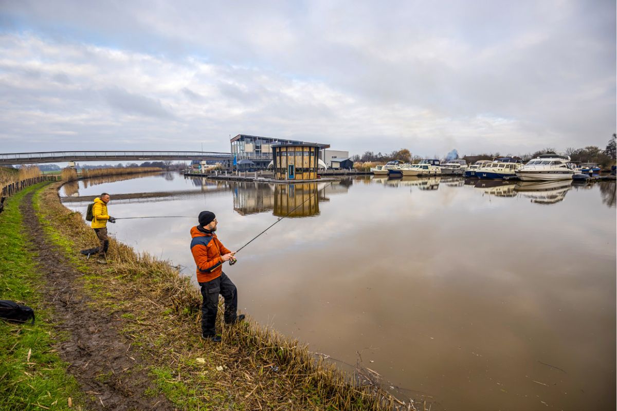 Angler beim Spinnfischen