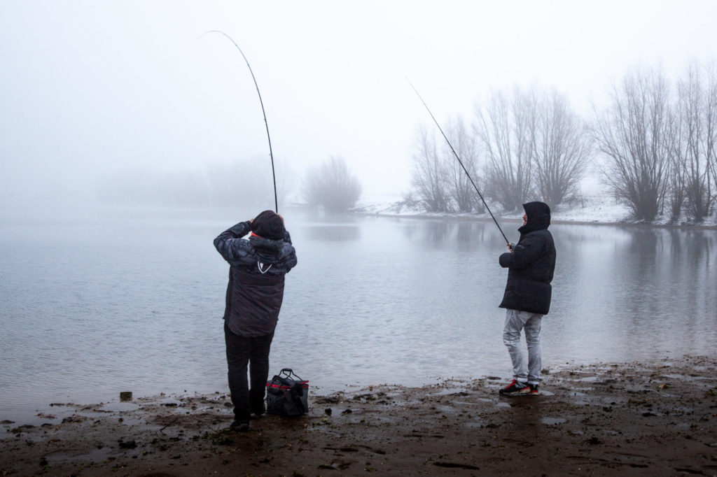 Barsch-Angler im Winter