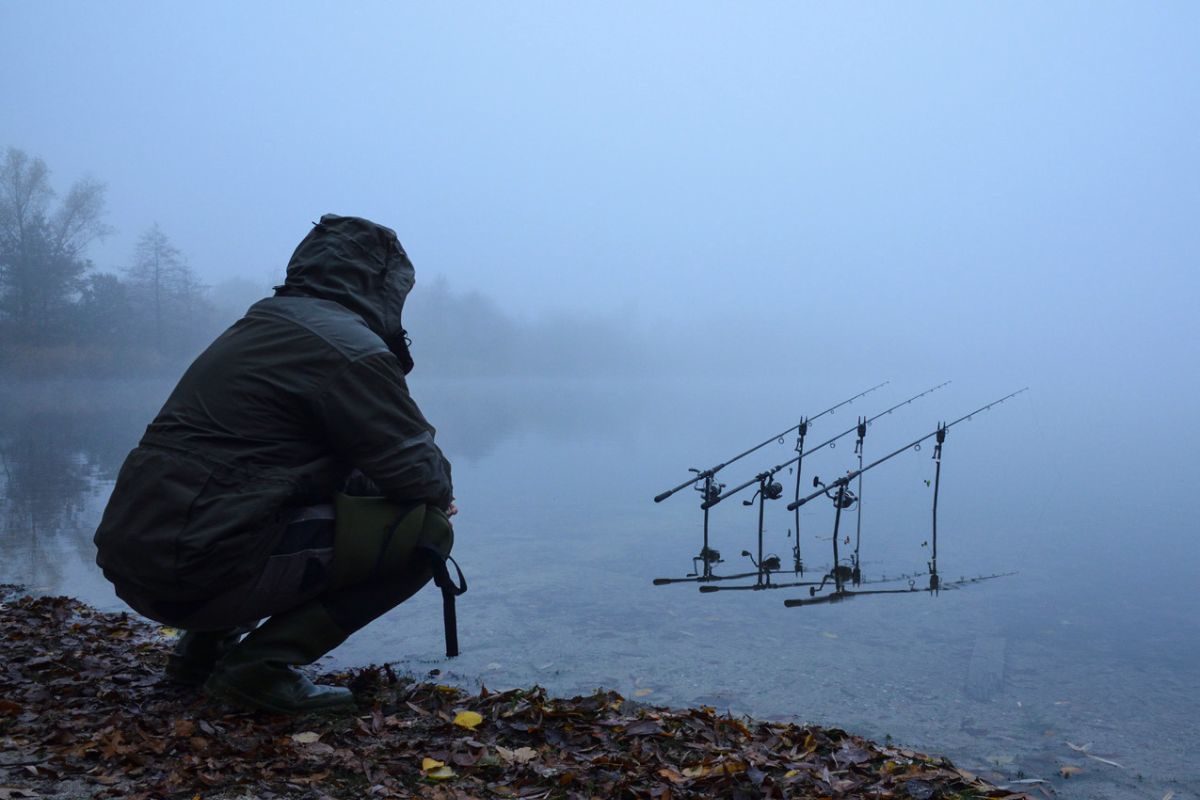 Angler am Wasser beim Karpfenangeln im Winter