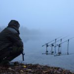 Angler am Wasser beim Karpfenangeln im Winter