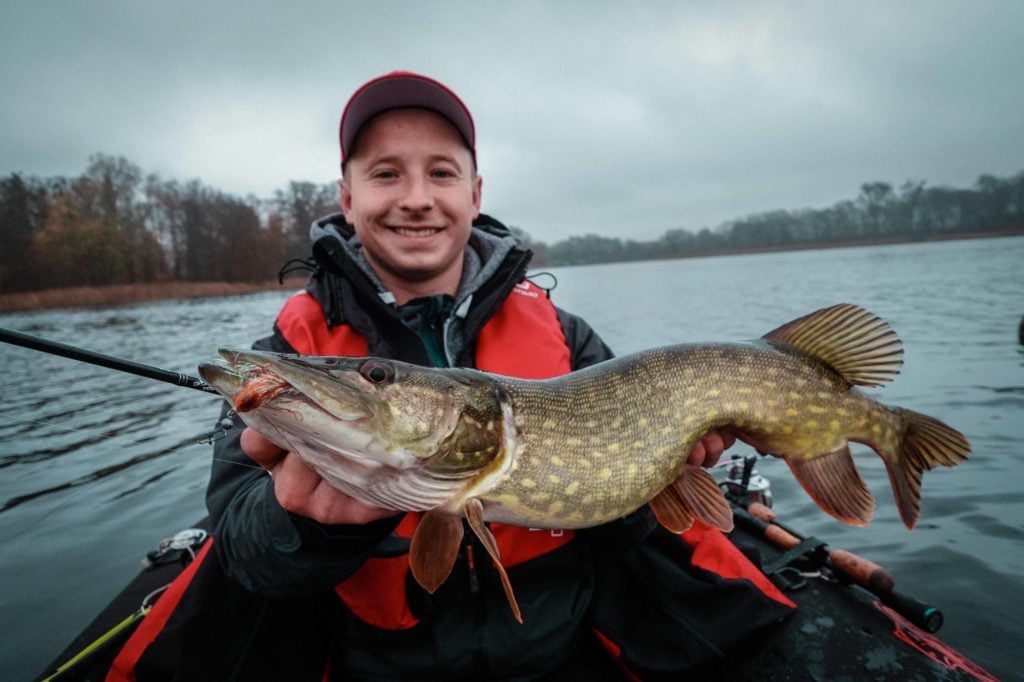 Hecht im Winter, gefangen vom Bellyboot. Dieser Fisch hat eine Fliege am Chebu-Kopf gefressen