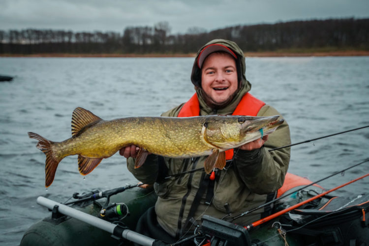 Großer Hecht, gefangen im Winter vom Bellyboot. Der Fänger freut sich über seinen Erfolg