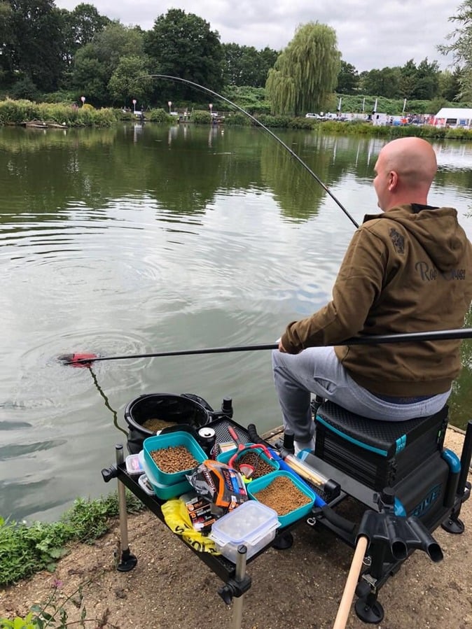 Neben MVG angelt auch Rob Cross (Dart-Star), hier bei einem PDC Fishing Day 2018 am Angeln.