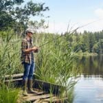 Jugendlicher Angler am Wasser