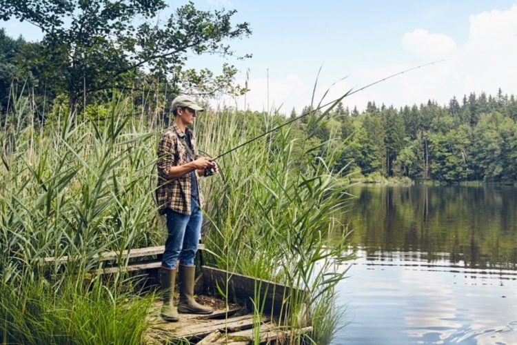 Jugendlicher Angler am Wasser