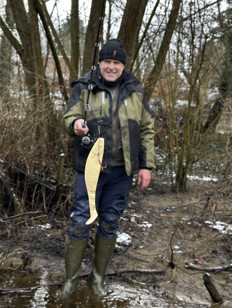 WEißer Gummifisch Spinnfischer winter