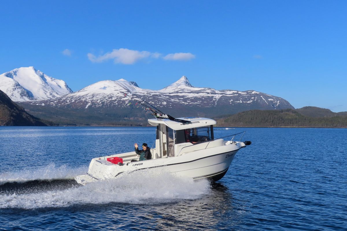 Angelboot auf dem Bindalsfjord mit dem Berg Heilhornet im Hintergrund