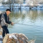 Angler angelt auf Fische im Winter