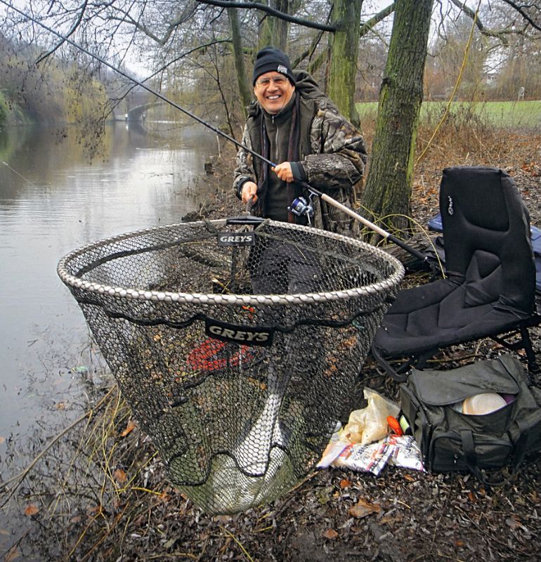 Angler fängt beim Feedern Fische im Winter