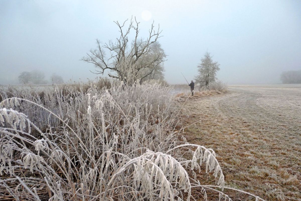 Angler in einer Winterlandschaft