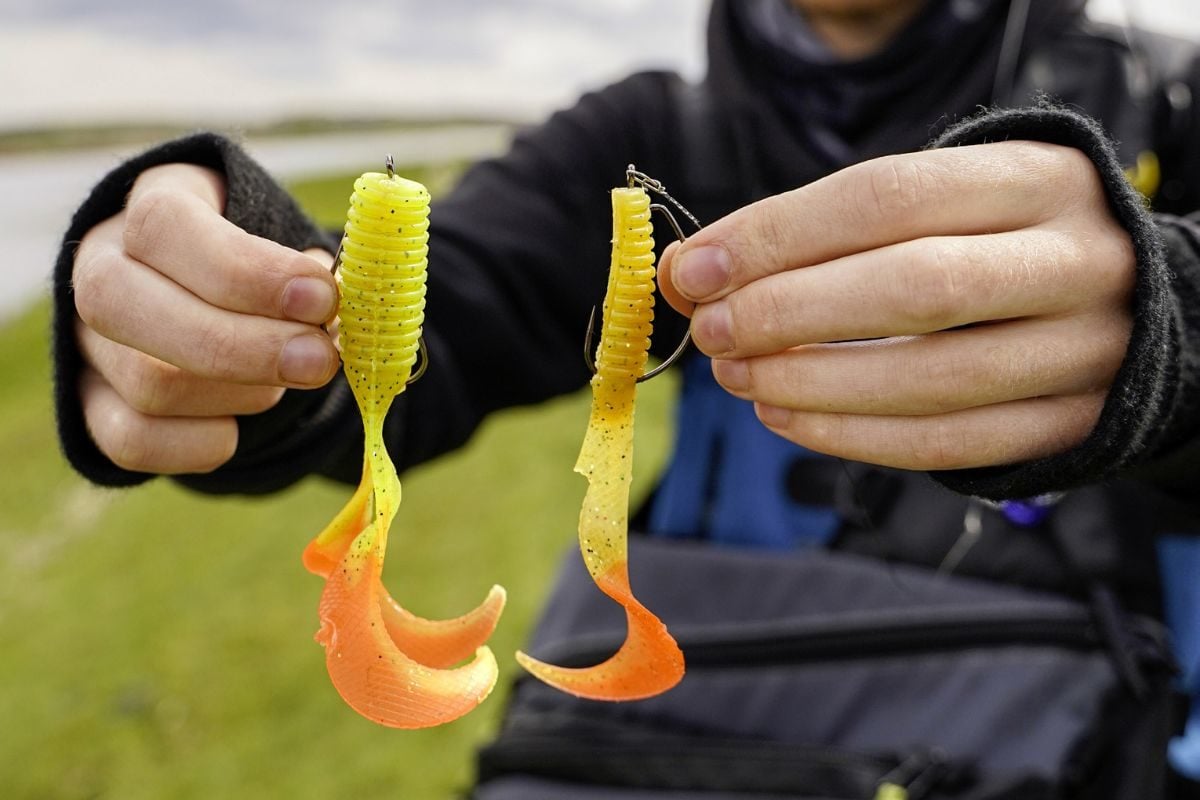 Halber Doppelschwanztwister fürs Hechtangeln im Kraut