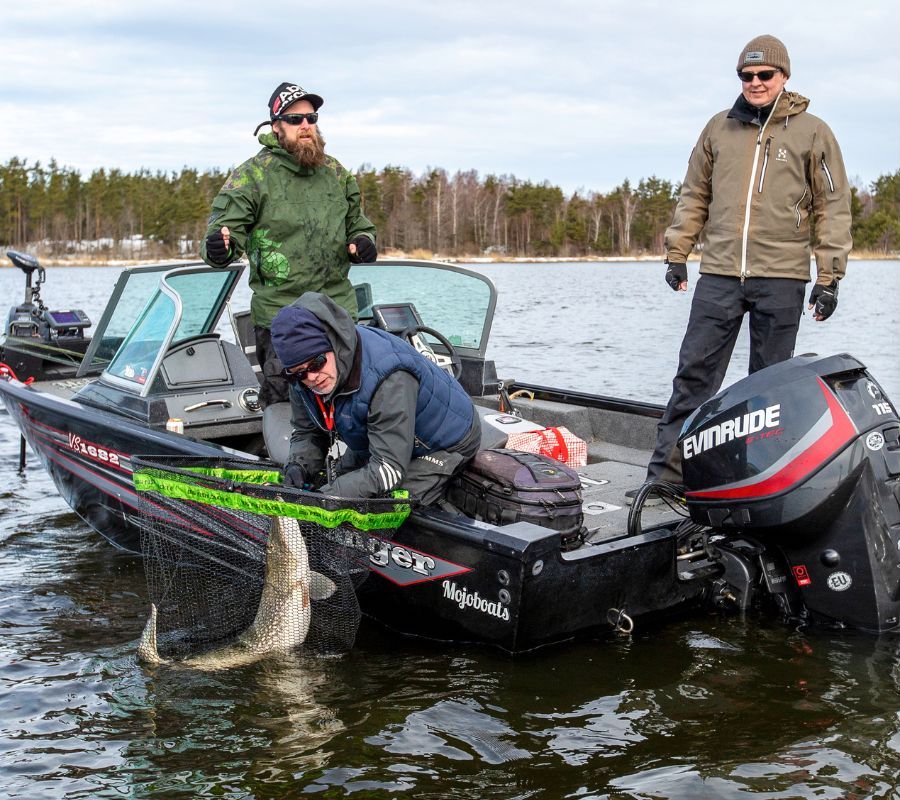 Bootsangler keschern einen Hecht