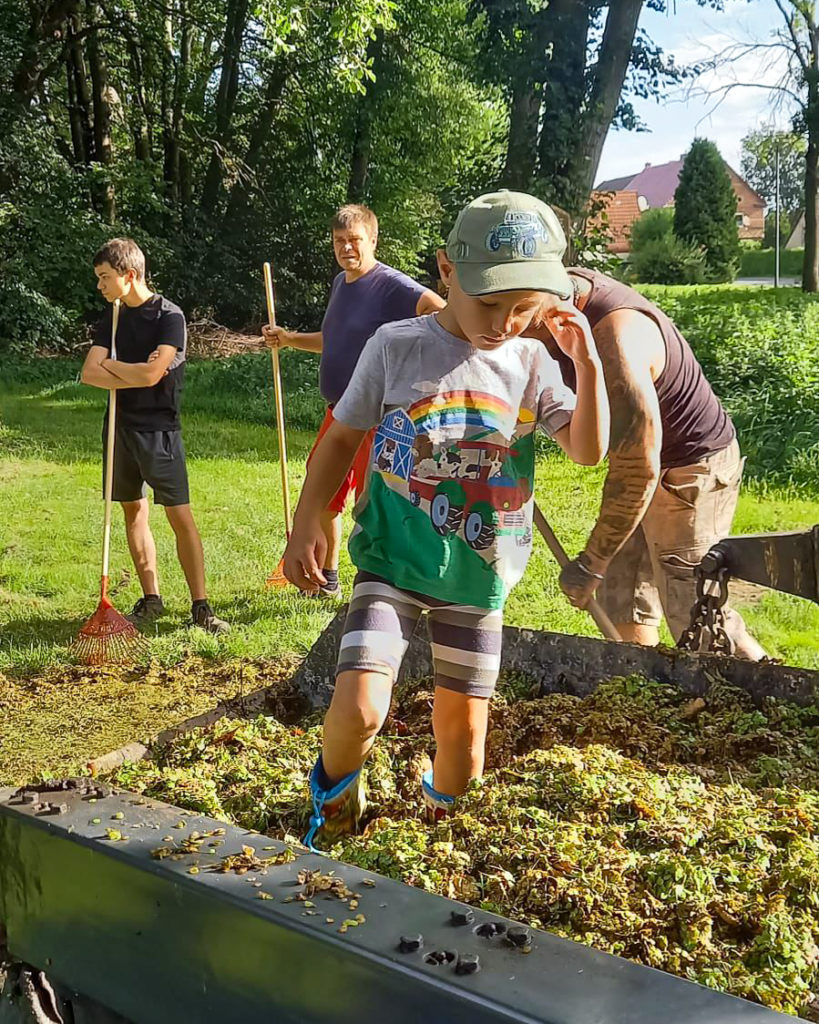 Jung und Alt, Vereinsmitglieder und Dorfbewohner – alle packten mit an - KAV Zeitz