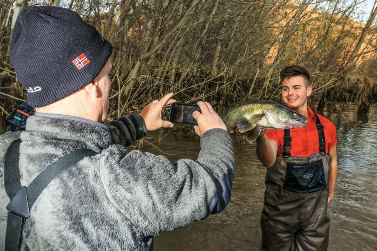 Angler bei der Fisch-Fotografie