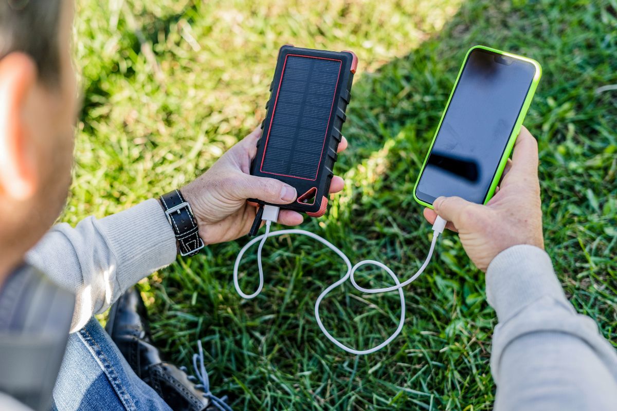 Outdoor-Powerbank beim Laden eines Handys