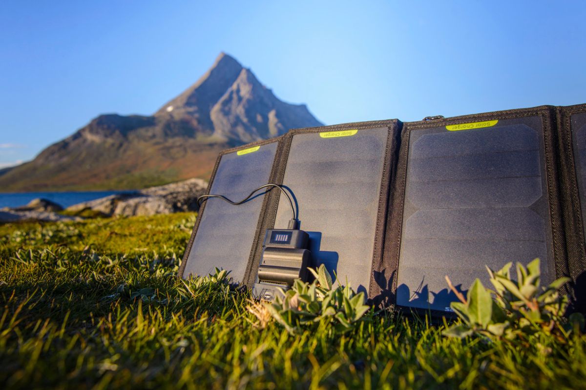 Solar-Ladestation aus Solarpanel und Powerbank