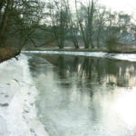 Randeis am Ufer, aber mit einer langen Rute kann man vor der Eiskante durchaus angeln. Eisangeln im Januar