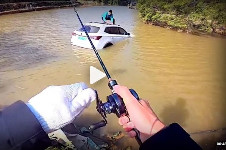 Angler in china zieht SUV aus dem Wasser