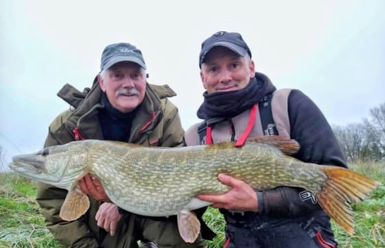 Ben und Vater Phil mit einem weiteren Großhecht aus den Chew Lakes.s