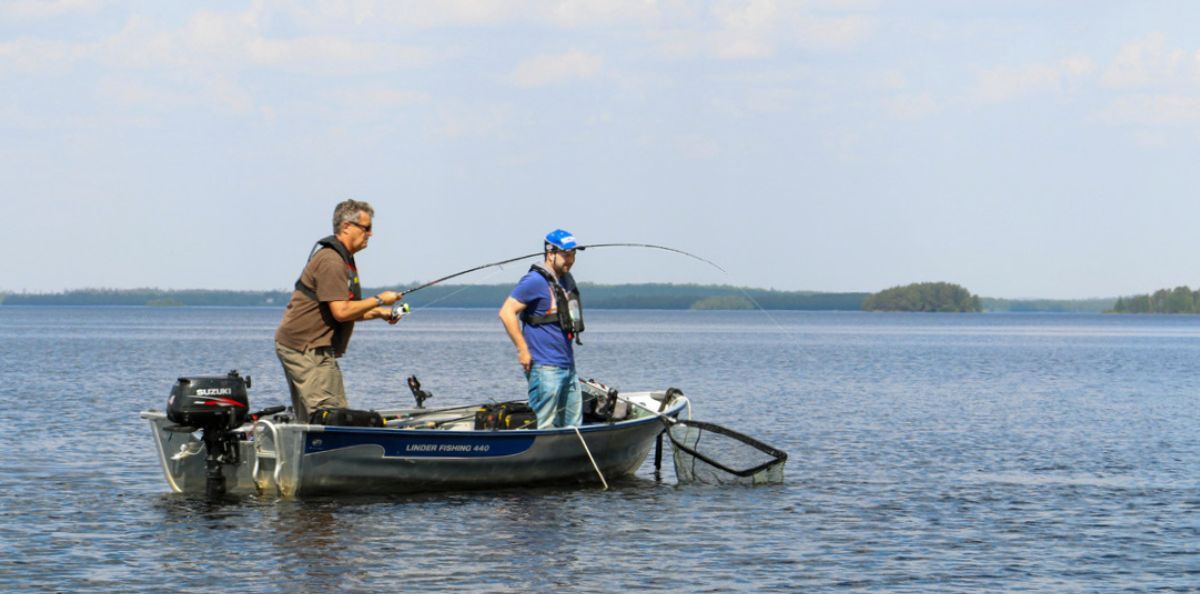 Bootsangler drillen einen Hecht