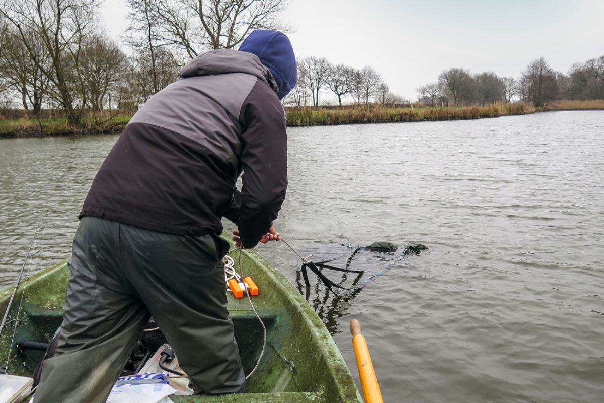 Zwei kleine Driftsäcke zum Bootsangeln