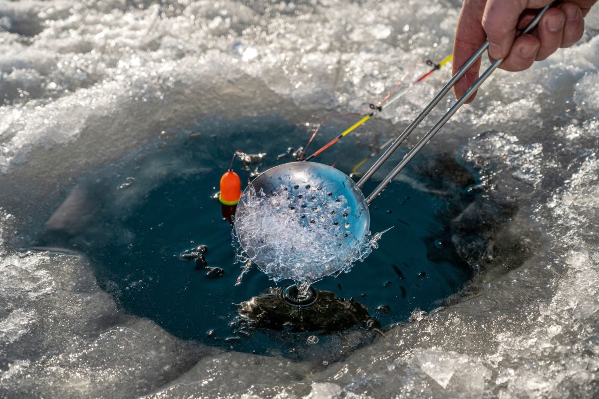 Eiskristalle mit Nudelkelle entfernen