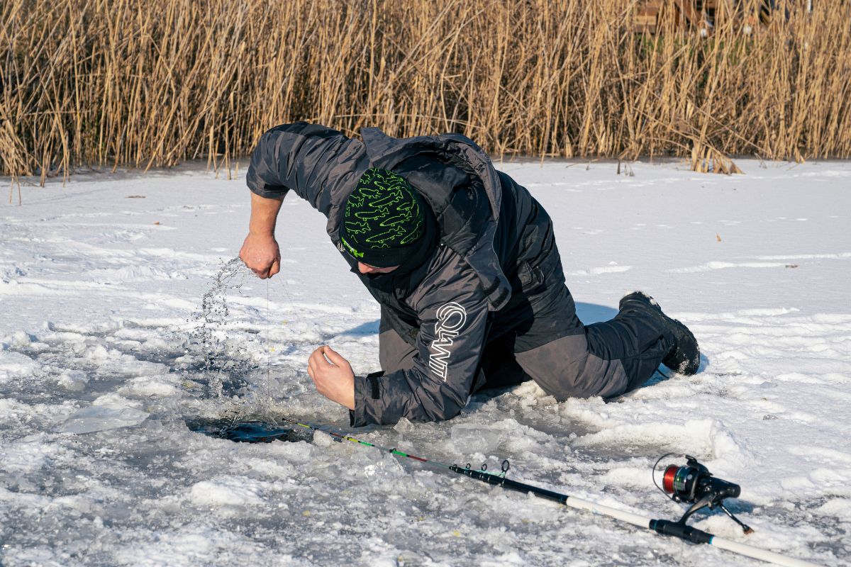 Angler hakt Hecht durch Anhieb mit Schnur in der Hand