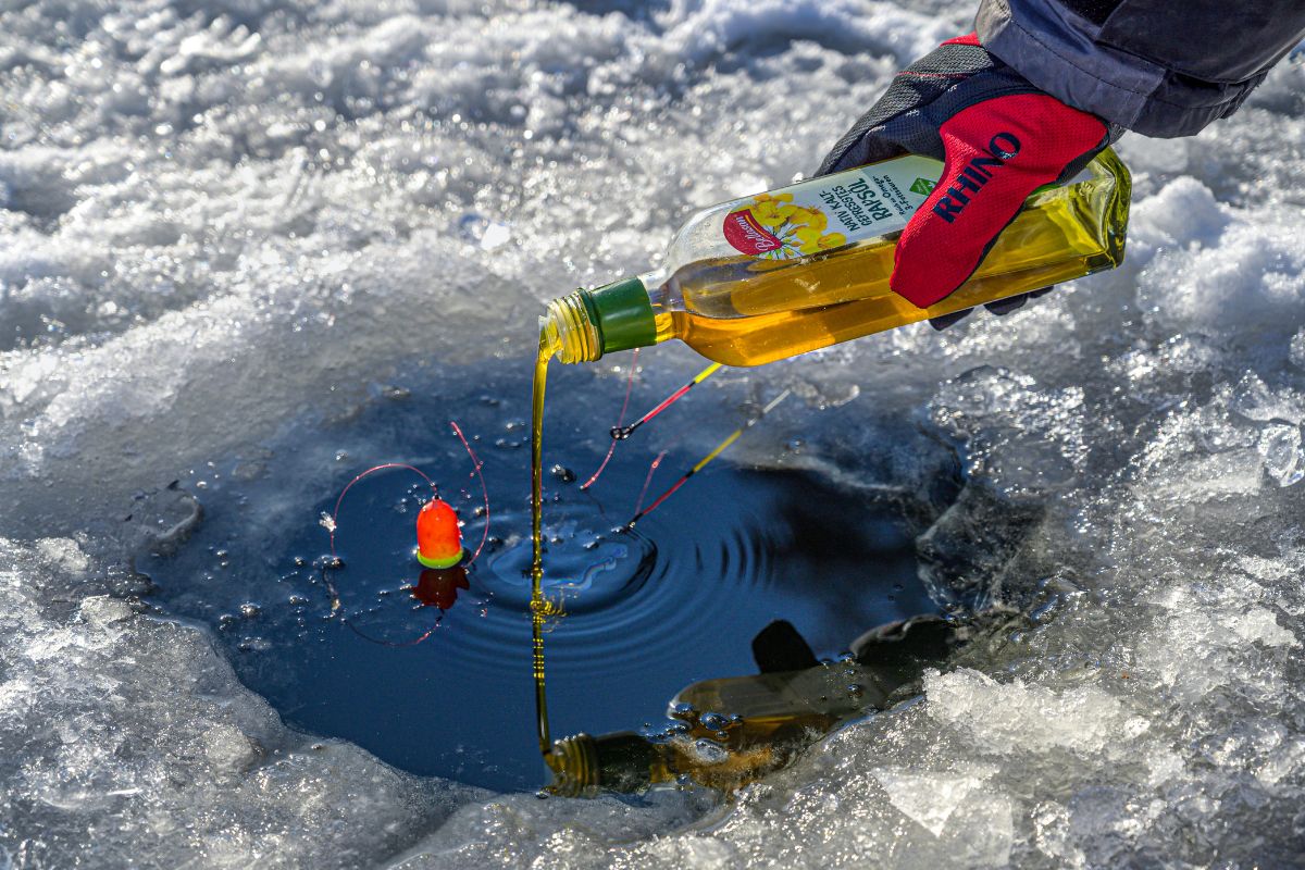 Öl hält das Eisloch frei