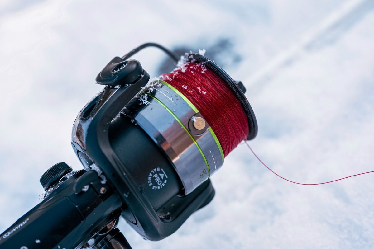 Angelrolle mit monofiler Schnur für das Eisangeln auf Hecht