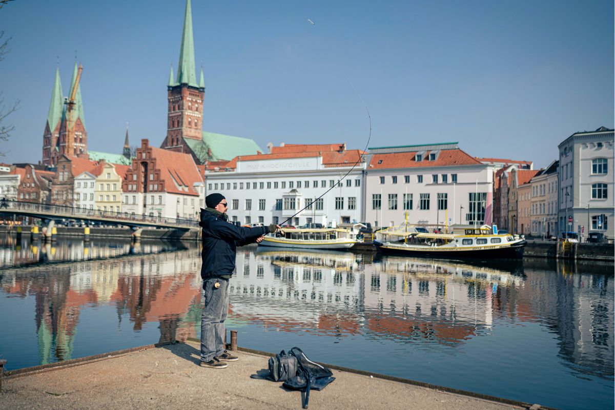 Angler beim Spinnfischen auf Großbarsch in der Stadt