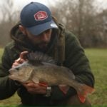 Großer Barsch Angler Charlie Wright