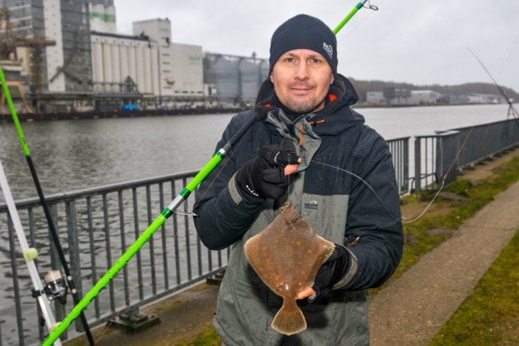 Fabian Saggau mit Scholle beim Plattfischangeln im Nord-Ostsee-Kanal