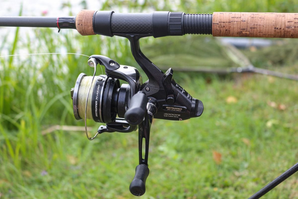 Shimano Baitrunner X-Aero 4000 FB an einer Angelrute montiert