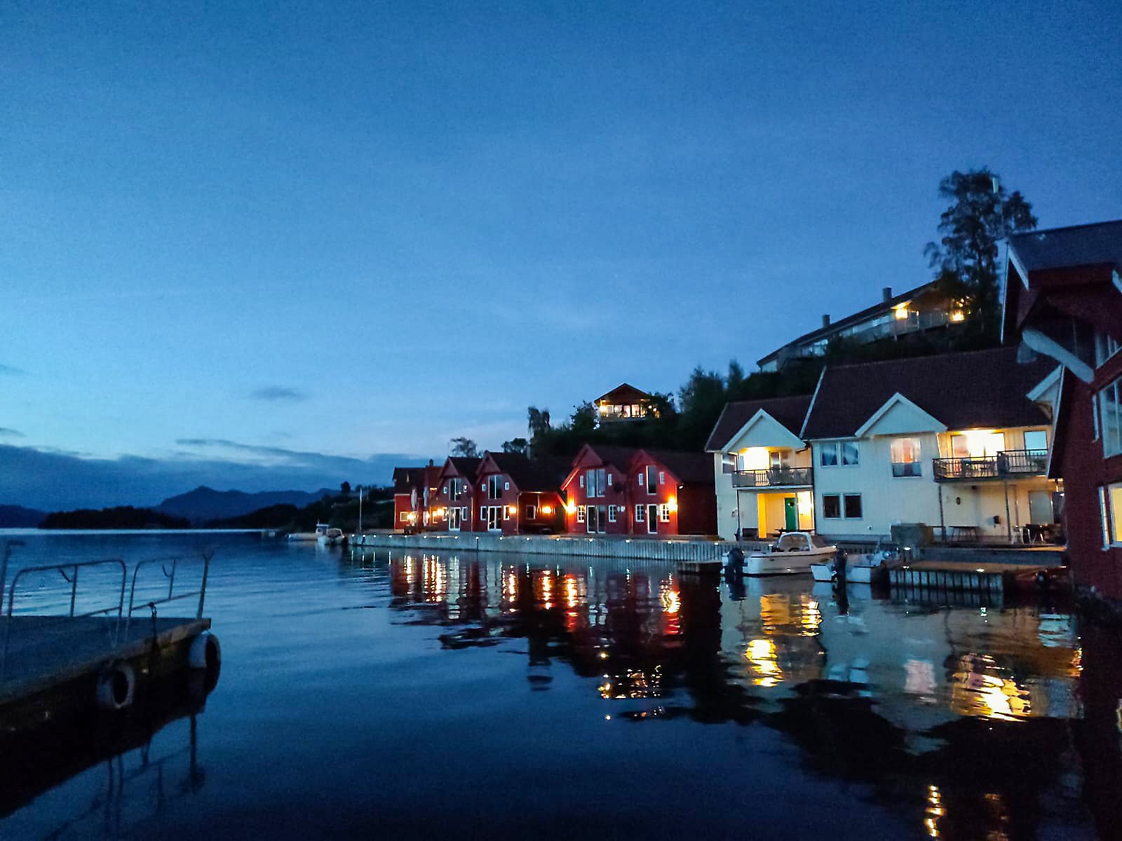 Norwegischer Ort zur blauen Stunde