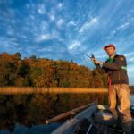 Bedeutung des Angelns: Bootsangler beim Spinnfischen