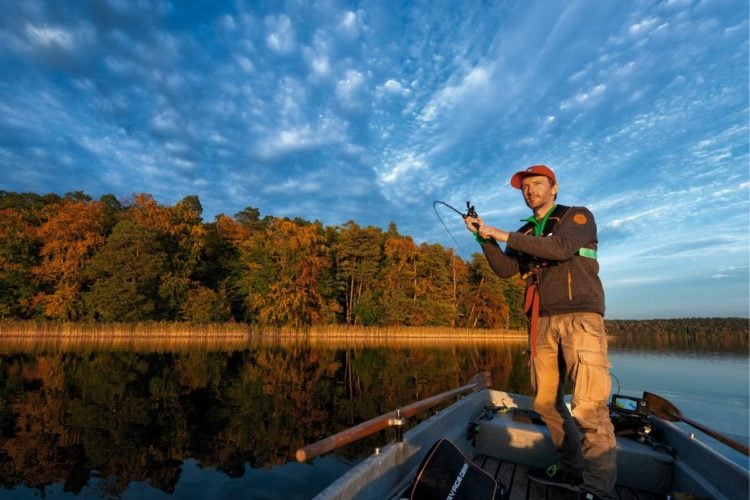 Bedeutung des Angelns: Bootsangler beim Spinnfischen