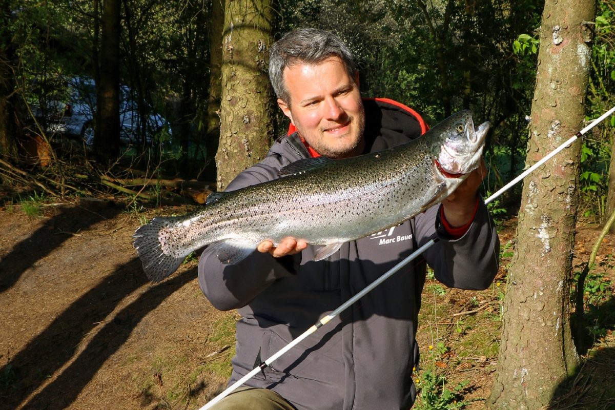 Angler war erfolgreich beim Forellenangeln im Waldsee