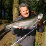 Angler war erfolgreich beim Forellenangeln im Waldsee