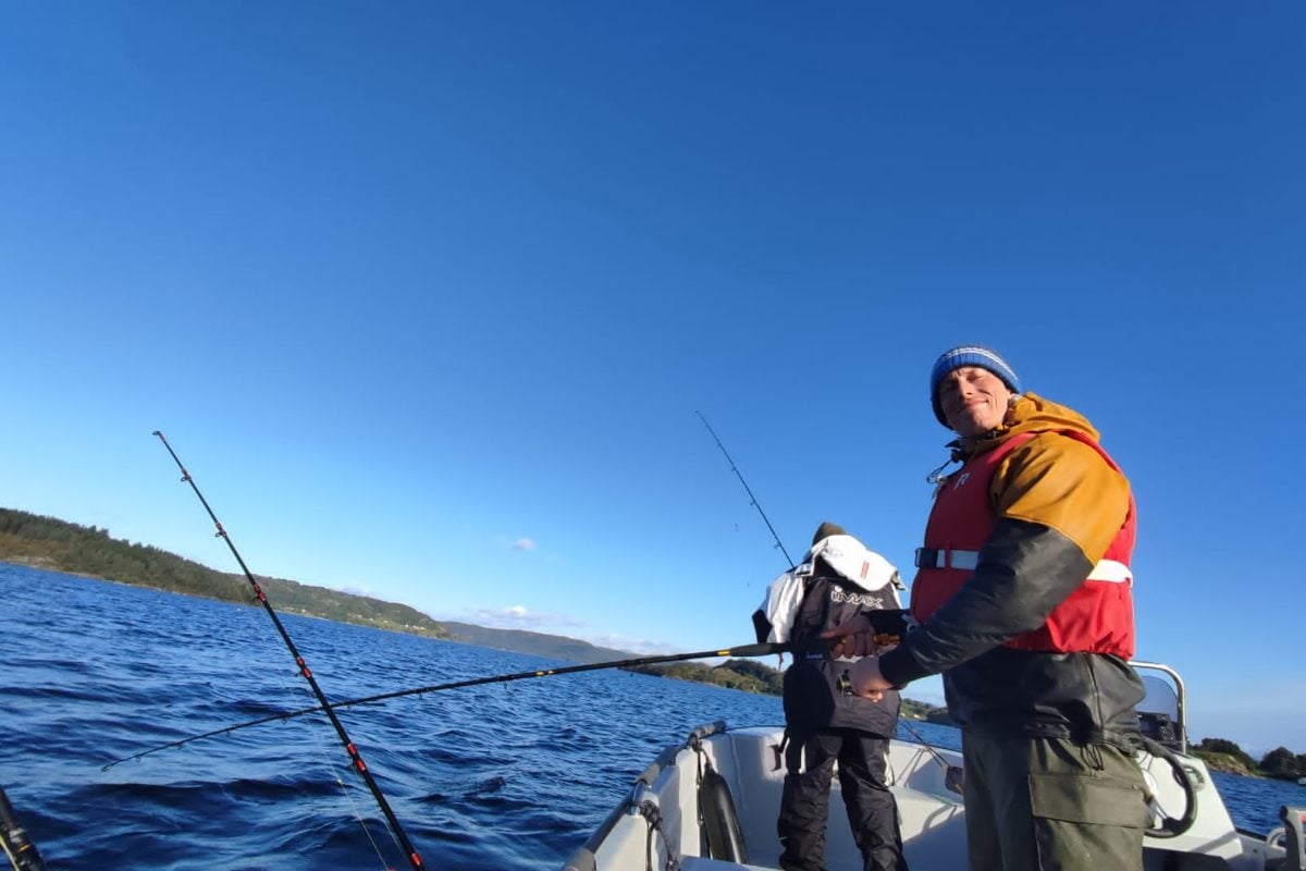 Angler freut sich im Boot auf dem Boknafjord