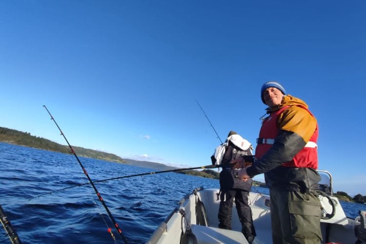 Angler freut sich im Boot auf dem Boknafjord