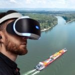 Mann mit VR-Brille vor einem Fluss