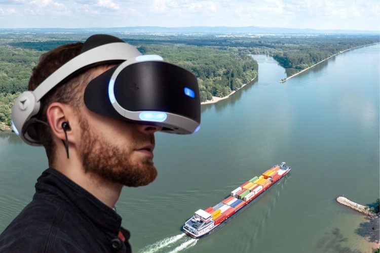 Mann mit VR-Brille vor einem Fluss