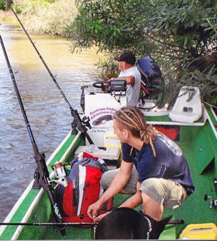 Zwei Angler in einem Boot auf dem Po