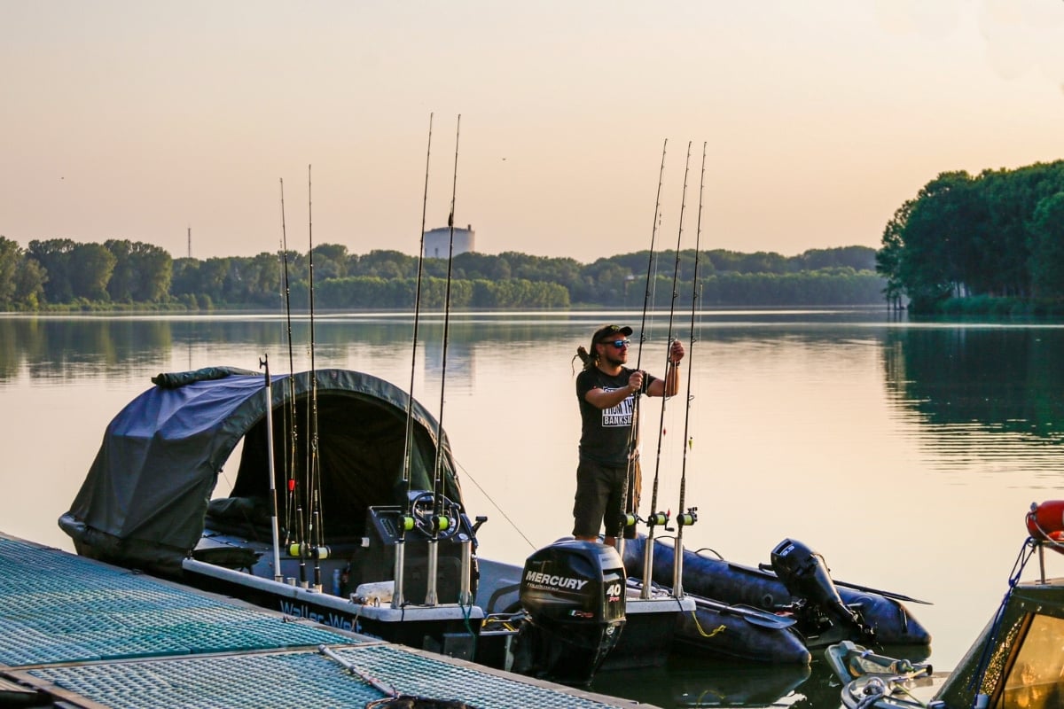 Angler am Po bereitet auf einem Boot sein Angelequipment für den Riesenwels vor