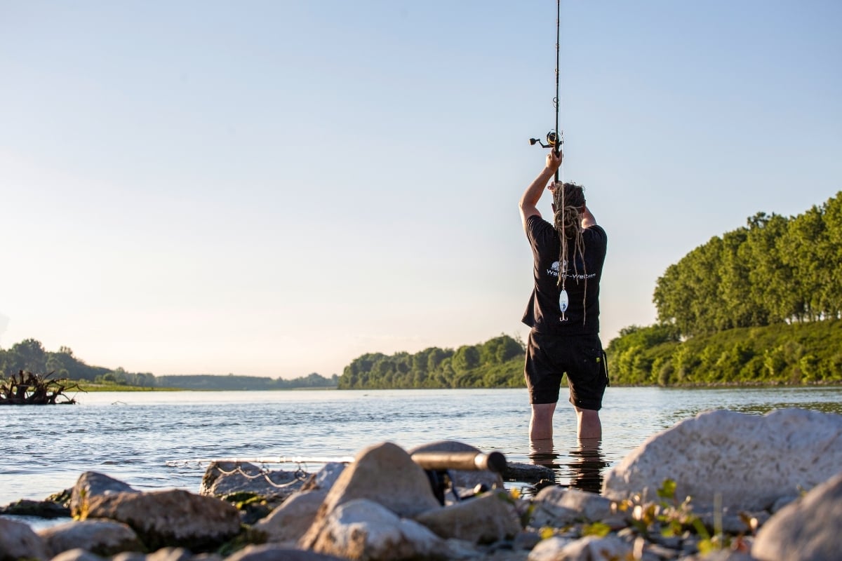 Angler beim Spinnfischen auf Wels am Po in Italien